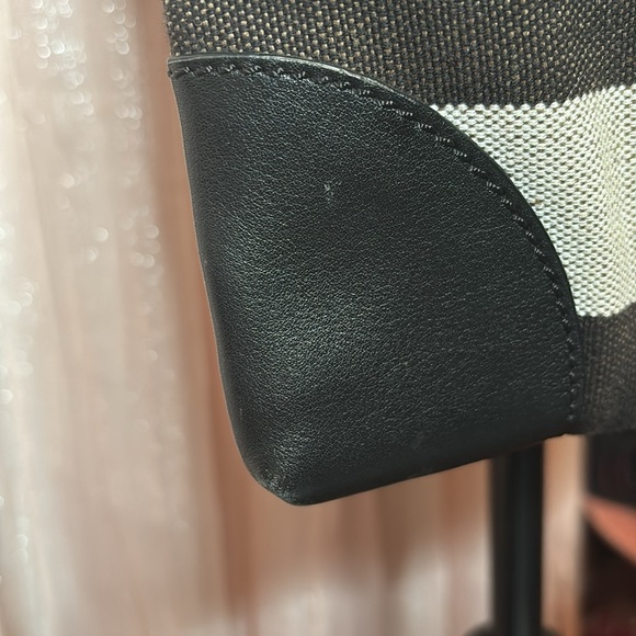 Burberry 💯 Authentic Slim tote in canvas with black leather! EUC - Picture 5 of 15